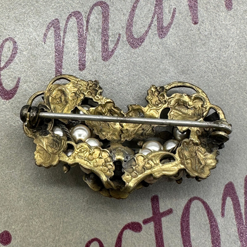 Robert style faux pearl pin