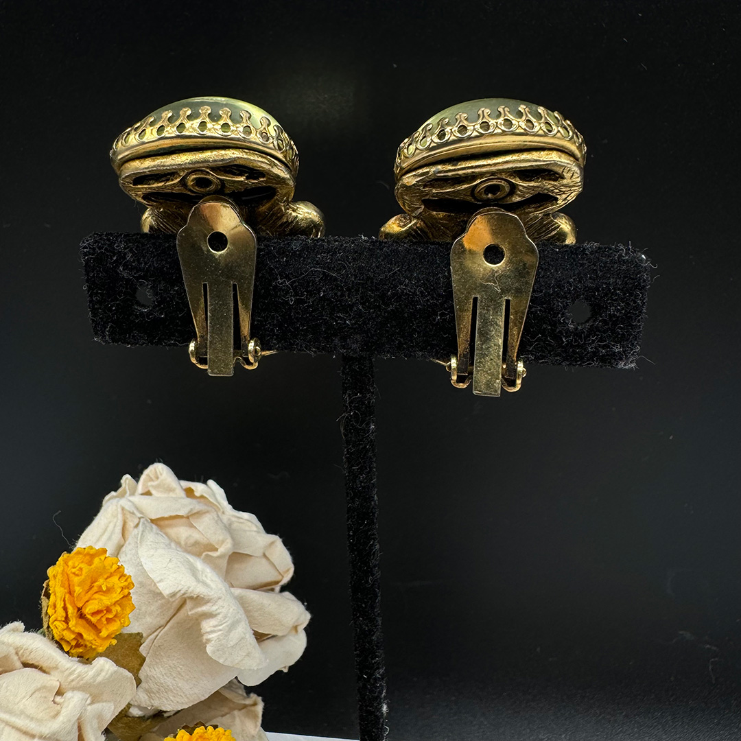 Selro cabochon clip back earrings.