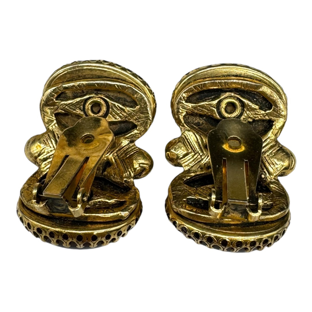 Selro cabochon clip back earrings.