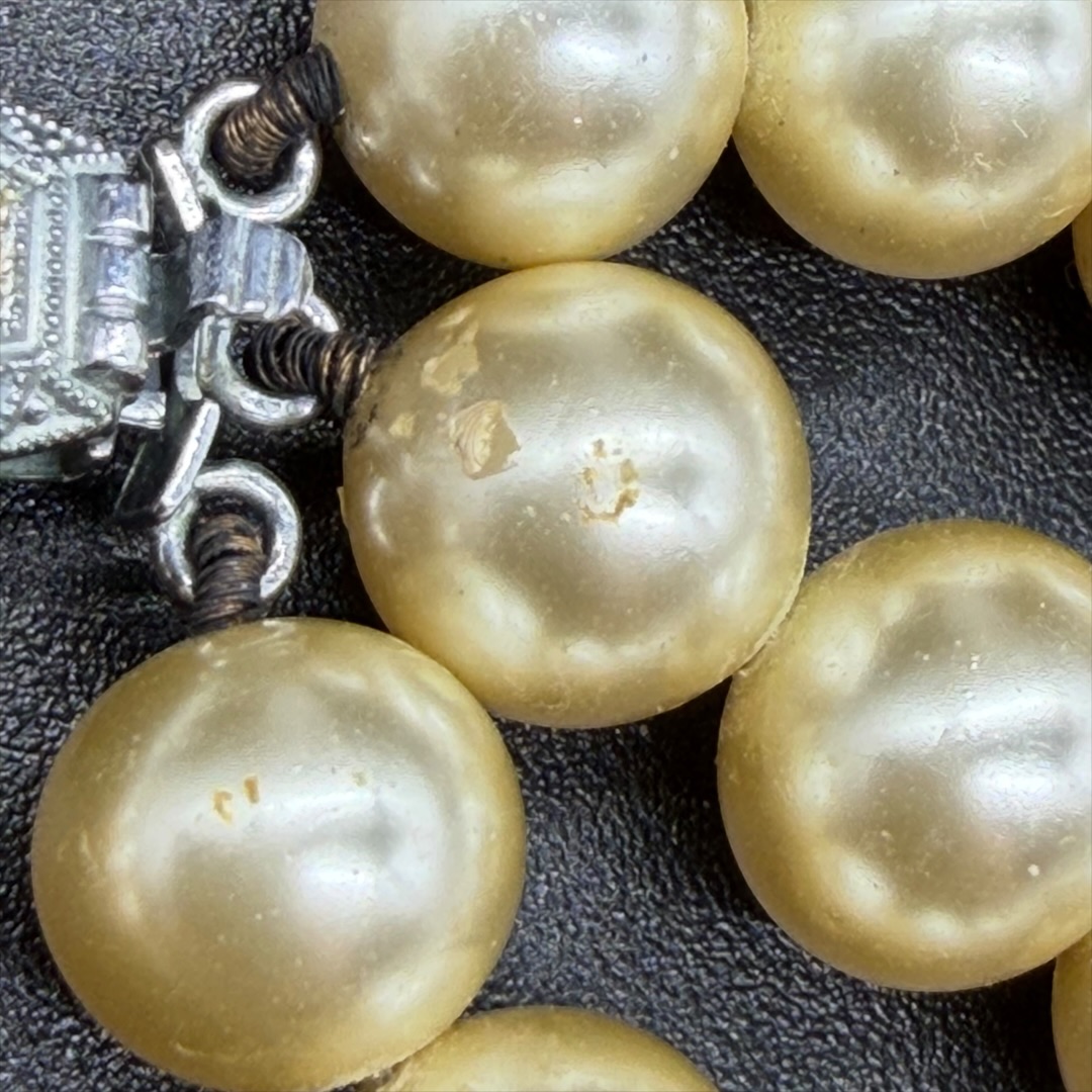 Beautiful vintage triple-strand glass faux pearl necklace damage pearl.