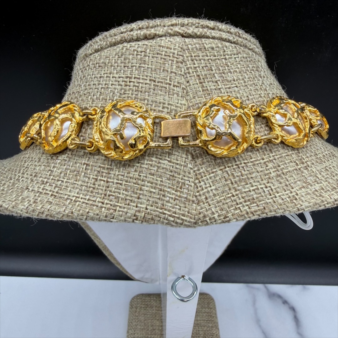 Exquisite vintage 1980s caged faux pearl collar necklace back.