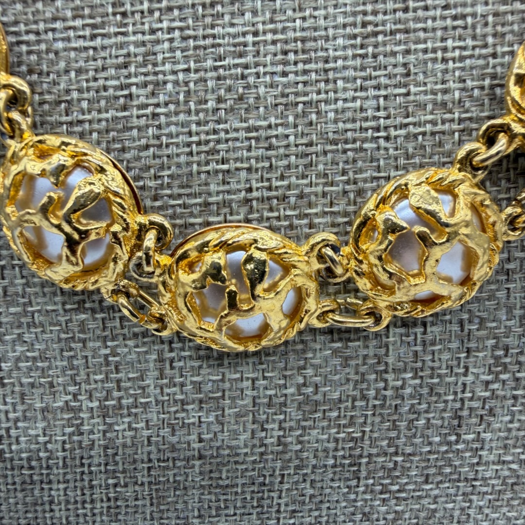 Exquisite vintage 1980s caged faux pearl collar necklace up close.