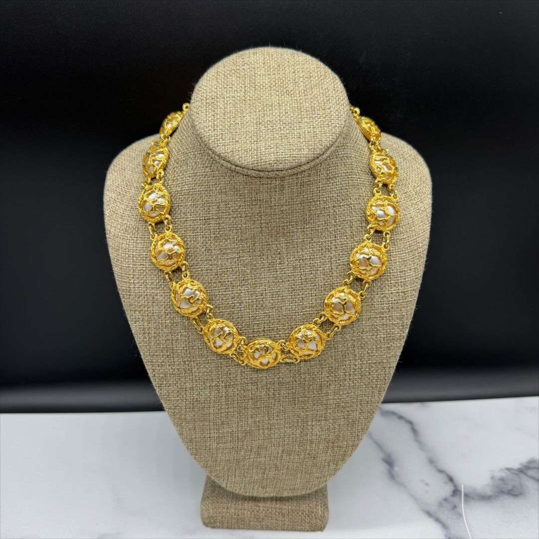Exquisite vintage 1980s caged faux pearl collar necklace.