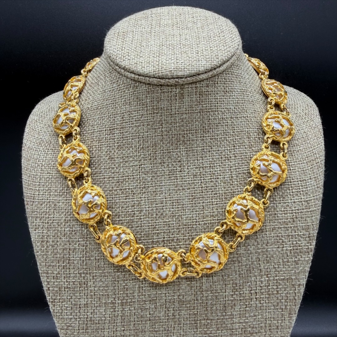 Exquisite vintage 1980s caged faux pearl collar necklace.