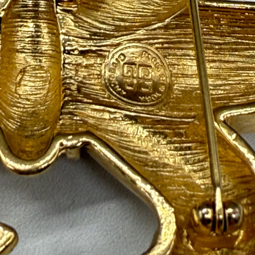 Givency pin mark
