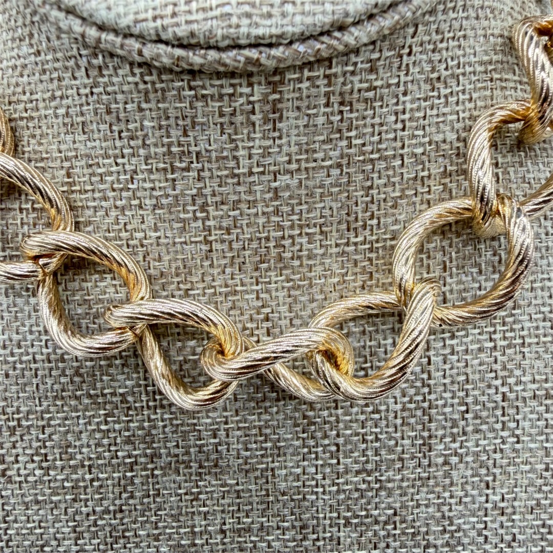 Vintage 1950s Textured Gold-Tone Link Collar Necklace up close.