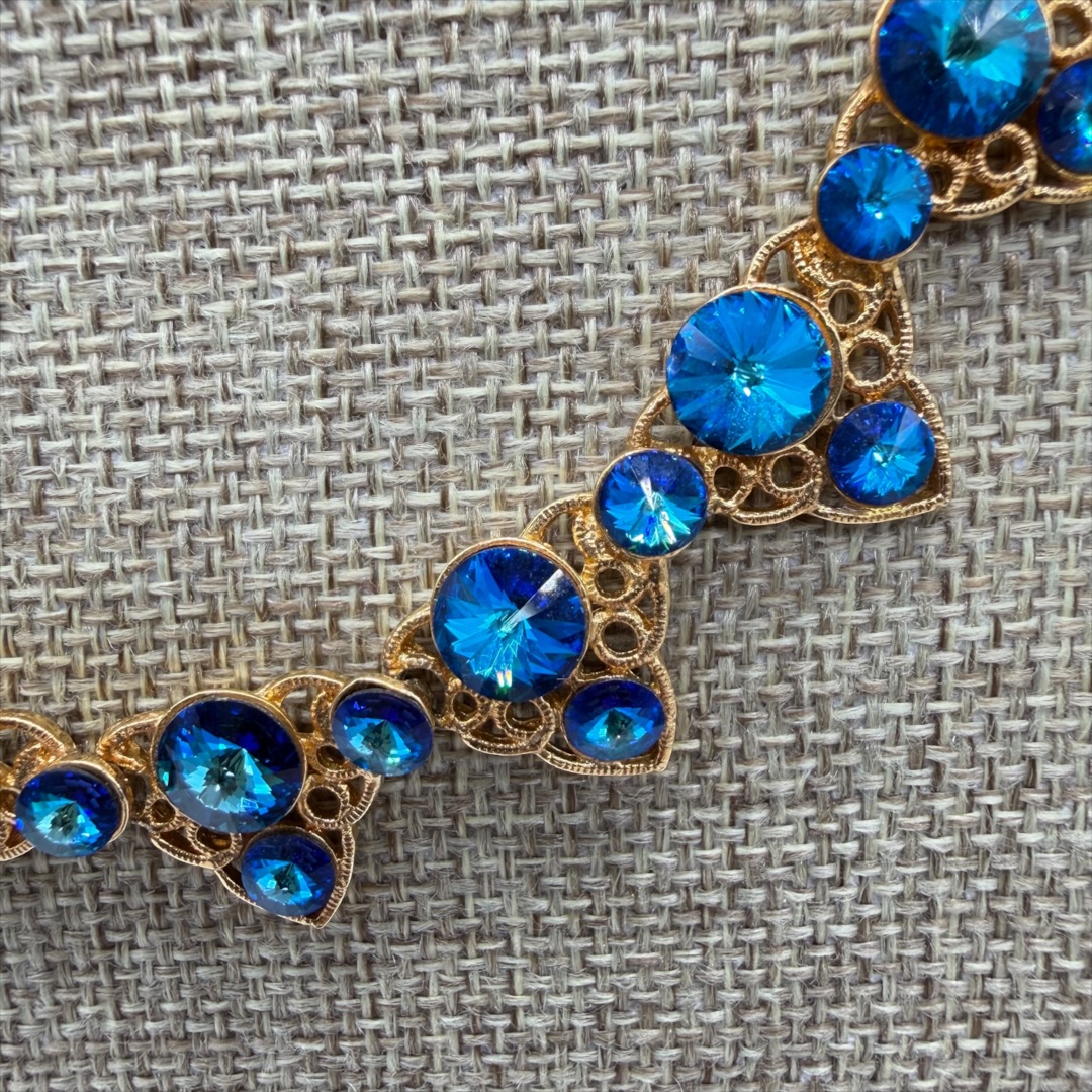Vintage Bermuda blue rivoli rhinestone necklace up close bust